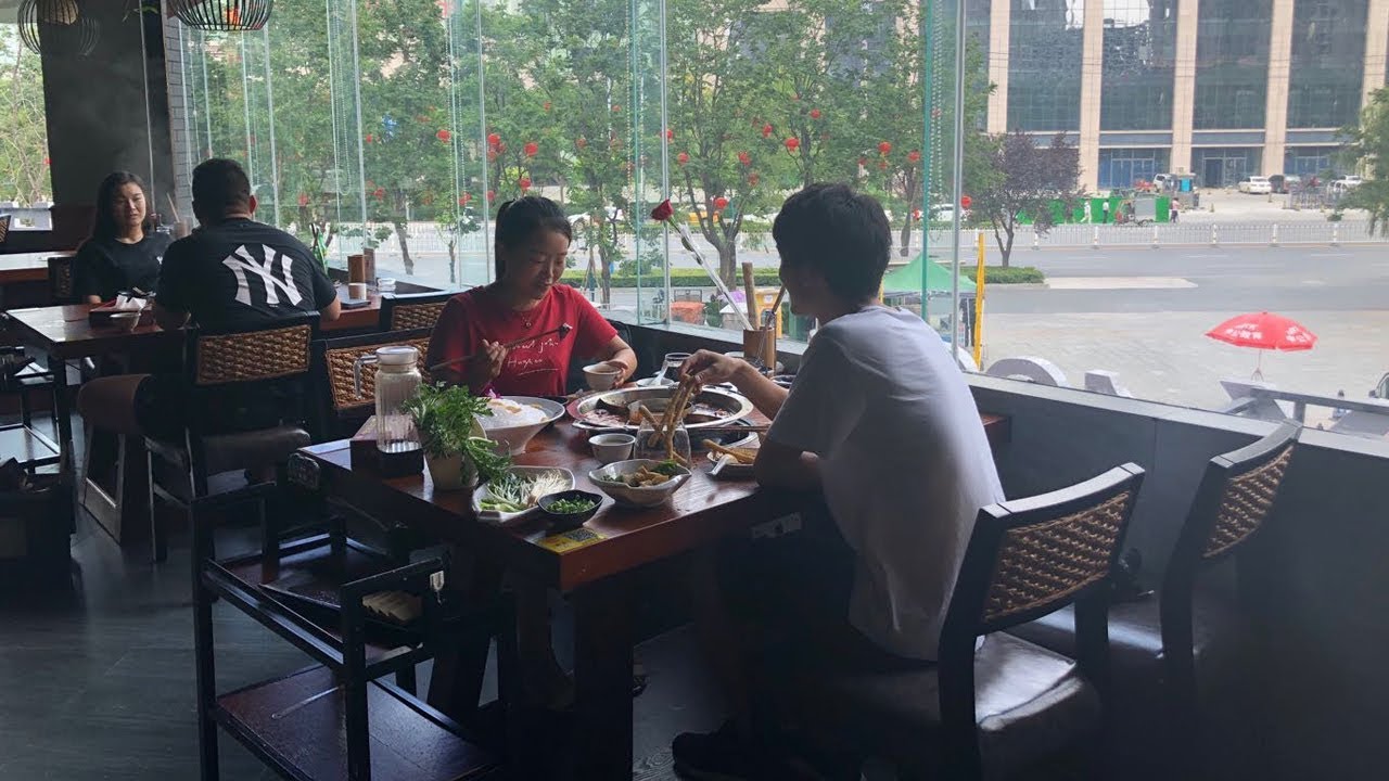 小夫妻过情人节,老公花304元吃火锅,涮9份肉菜,媳妇感觉有点贵